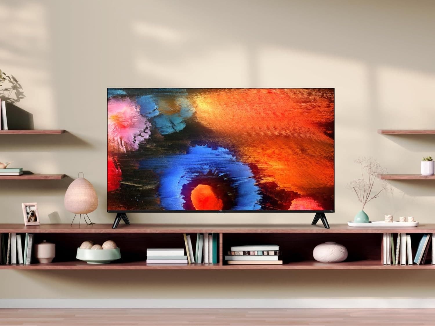 TV TCL 32 pulgadas QLED con Fire TV en un salón