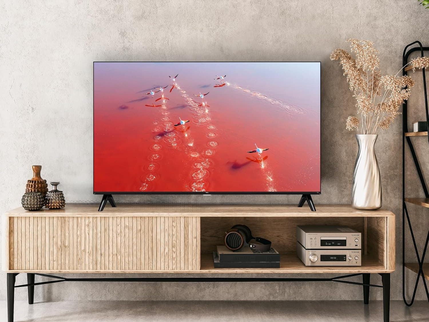 TV TCL 32 pulgadas instalada en un salón